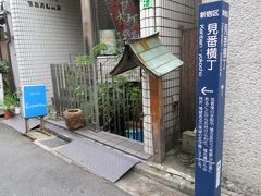 神楽坂の路地を歩く