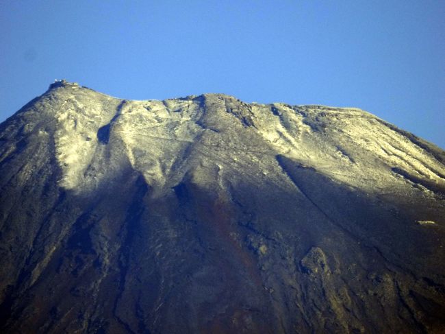 昨日は、秋の冷たい雨が降り、富士山は雪が降っているのではないかと思われました。<br /><br />そして、今朝は綺麗に晴れて、初冠雪した富士山の姿が見えました。<br />