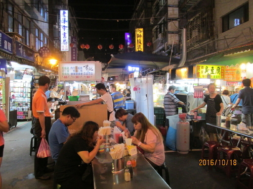 台北には多くの観光夜市がありますが、ここ饒河街観光夜市は華西観光夜市に続いて古く、台北７大夜市の一つです。昨年ＭＲＴ新松山線が開通し、便利に成って多くのお客さんが集まっています。おいしいものの宝庫。特に「福州世祖胡椒餅」の胡椒餅は有名です。熱々の焼き立てを一つ食べて見ました。胡椒が効いて美味しかった。中の肉がボリュームがあって夕食の食欲が減ってしまった。４００ｍの長さと聞いたが両側の店と、真ん中の屋台で人を掻き分け１２００ｍは長かった。夜市には若者が中心で我々のような老人は来ていません。