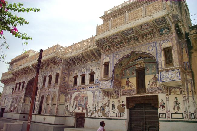 今回のラジャスタンの旅は前半が世界遺産の城塞都市巡りで、後半はこのハヴェーリー巡りが目的です。いよいよ最終段階に来ました。<br />　シェカワティ地方のハヴェーリーは、ジャイサルメールのものに規模こそ及びませんが、その数で圧倒します。<br />シェカワティ地方では、いくつもの町でハヴェーリーを見ることが出来ますが、今回は、ファテープルとマンダワを訪れます。<br />ここのハヴェーリーは、ジャイサルメールのように圧倒的な細かい彫刻を纏ったものとは違い、数多くの美しい壁画が特徴です。<br />本当に小さな町なのに、これほどのものが多数建っているのが不思議でなりません。<br />ファテプールのハヴェーリーは本当にたくさんあるので、２回に分けます。<br />今回は、なぜシェカワティにハヴェーリーが集まっているのかも織り込んで話していきます。<br />