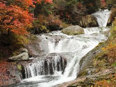 紅葉も最高潮　豪快な滝に魅せられて横谷峡、明治温泉でまったり、人気の御射鹿池♪