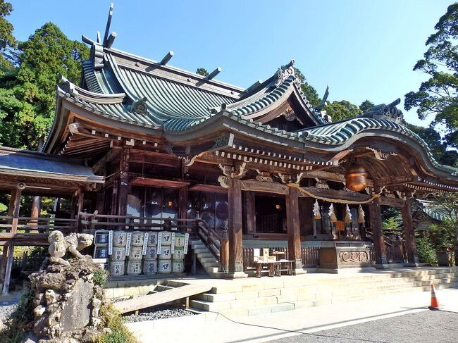 天気が良い日には、秩父や飯能の山から見える、日本百名山の筑波山。<br />深田久弥は、百名山の選定基準として、大よそ1500ｍ以上という線を引きましたが、その例外が筑波山（877ｍ）と開聞岳（924ｍ）で、筑波山は日本百名山の中では最も標高の低い山です。<br />深田の著書 「 日本百名山 」 には、こう書かれています。<br /> “ 筑波山を日本百名山の一つに選んだことに不満な人があるかもしれない。高さ千米にも足りない、こんな通俗的な山を挙げるくらいなら、他にもっと適当な名山がいくらでもあるではないかと。しかし私があえてこの山を推す理由の第一は、その歴史の古いことである。・・・筑波山を題材にした詩歌は無数にあるだろう。雪の富士、紫の筑波は、関東の二名山であって、吟詠の対象であったのみならず、江戸に配する好画題でもあった。 ”<br />歴史と富士山に匹敵する山・・・これらを鑑みて百名山に選定したのでしょう。<br />写真は、堂々とした造りの筑波山神社・拝殿。