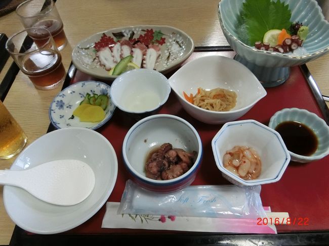 故郷岡山に行った時に塩飽諸島をサイクリング(岡山県 2/2)<br /><br />本島ではロクな食堂はなくタコ飯が食べれないとのことなので、<br />児島で探しておいた。<br />児島のタコ飯<br />http://kojima.okamisan.net/shops/shop_detail.cgi?shop_id=10<br />ふゆ~ちゆ~が安いのだが、 8:00-17:00と間に合わない。<br />鷲羽山のレストハウス 9:00-17:30 も間に合わない。<br />下津井亭0120-26-4755 11:00-22:00 夜は完全予約制 2000円。<br />本島から電話して行き方を聞いてやっと着いたら、<br />予約を聞いていないと言うことで断られたが、<br />電話して4人の送迎を頼むと宿泊客しかダメとのことで、<br />行き方を聞いて特に予約しろとも言わないので予約はせずに行った。<br />何とか説明してわざわざ東京から来たので何とか<br />お願いしますと言ってやっと引き受けてもらい、<br />タコ御前2000円とビールをいただいた。<br />最高にうまかった。<br />これでタコ飯は、瀬戸田、三原、下津井と3ヶ所制覇。<br />後は明石かな?