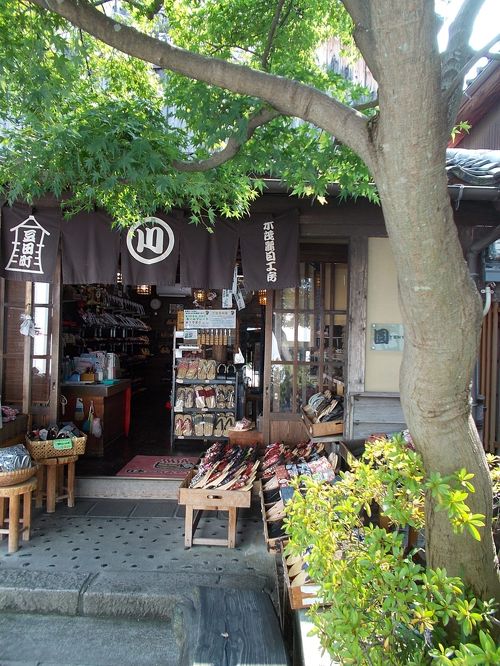 2」(日田。湯布院。山のお宿 編)『九州 大分県・・じっくり!城下町巡り + 高千穂 3泊4日』(「天領!日田」は 白壁の小京都。イメージ!違った・・湯布院。「山里の旅館」で・・)』日田(大分県)の旅行記・ブログ by 白い華さん【フォートラベル】 ベンチでデートする男女の陶磁器人形