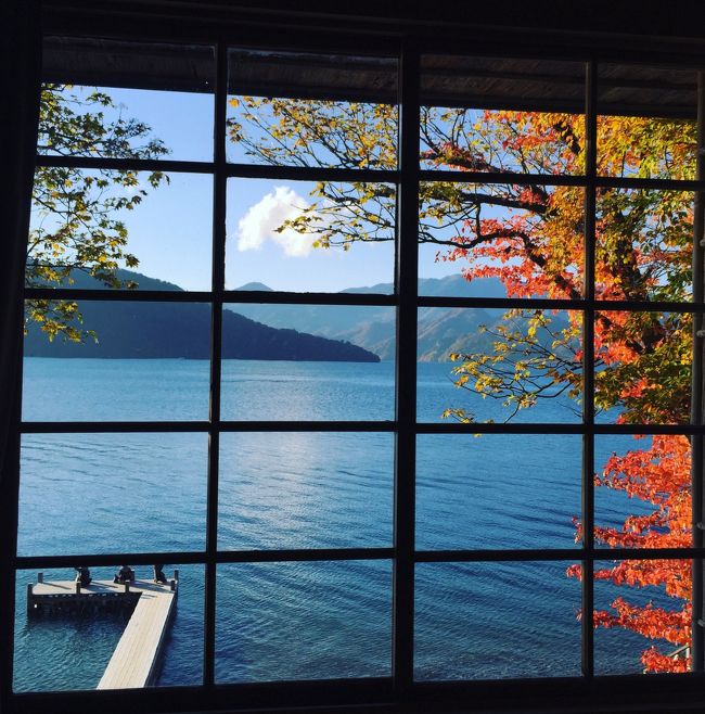 今年の秋旅は栃木県！<br /><br />鬼怒川では、東武ワールドスクウェアで世界一周の旅を堪能して（笑）、温泉でのんびり。<br /><br />そして紅葉の始まった日光 中禅寺湖へ。<br /><br />去年の秋旅in福島に続き、今年も秋晴れ！！！<br />青空とお日様の光と紅葉と。<br /><br />小さな子供を含む家族旅行だったので、ゆっくりじっくり歩いたり見たりのんびりしたり。<br /><br />美しい景色の中、普段は会えない家族と過ごす幸せな旅でした。