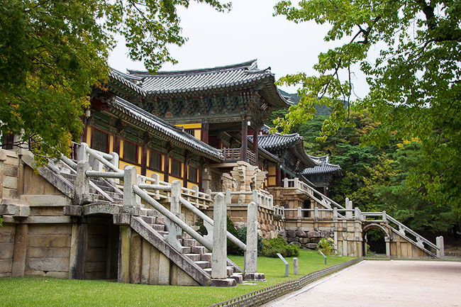 韓国旅行6日目の2016年9月29日(木)、この日はソウルを離れ慶州に移動。<br />慶州では世界遺産、仏国寺と石窟庵を見たのち慶州市街のこれまた韓屋の宿に泊まる。<br /><br />□　2016年9月24日(土) 韓国旅行記2016①(博多から釜山編)<br />　　　　http://4travel.jp/travelogue/11176982<br /><br />□　2016年9月25日(日) 韓国旅行記2016②(シティツアーバス編)<br />　　　　http://4travel.jp/travelogue/11177310<br /><br />□　2016年9月26日(月) 韓国旅行記2016③(釜山からソウル移動編)<br />　　　　http://4travel.jp/travelogue/11178054<br /><br />□　2016年9月27日(火) 韓国旅行記2016④(板門店編)<br />　　　　http://4travel.jp/travelogue/11179061<br /><br />□　2016年9月28日(水) 韓国旅行記2016⑤(北村韓屋編)<br />　　　　http://4travel.jp/travelogue/11181474<br /><br />□　2016年9月28日(水) 韓国旅行記2016⑥(昌徳宮編)<br />　　　　http://4travel.jp/travelogue/11181592<br /><br />■　2016年9月29日(木) 韓国旅行記2016⑦(慶州仏国寺編)<br />　　　　http://4travel.jp/travelogue/11183499<br /><br />□　2016年9月29日(木) 韓国旅行記2016⑧(慶州石窟庵編)<br />　　　　http://4travel.jp/travelogue/11183703<br /><br />□　2016年9月30日(金) 韓国旅行記2016⑨(慶州古墳編)<br />　　　　http://4travel.jp/travelogue/11184893<br /><br />□　2016年9月30日(金) 韓国旅行記2016⑩(慶州から釜山移動編)<br />　　　　http://4travel.jp/travelogue/11187454<br /><br />□　2016年10月1日(土) 韓国旅行記2016⑪(甘川洞文化村編)<br />　　　　http://4travel.jp/travelogue/11190082<br /><br />□　2016年10月1日(土) 韓国旅行記2016⑫(釜山から博多編)<br />　　　　http://4travel.jp/travelogue/11190127