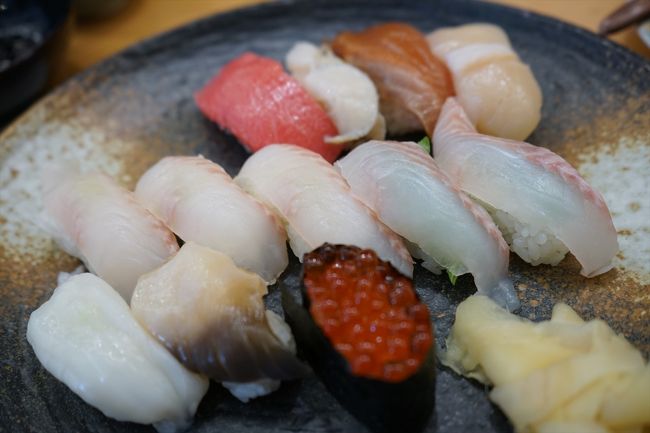 温泉に行きたーい!ということで、週末1泊2日で北海道の登別温泉に行くことに。<br />あの硫黄の香り、時々無性に恋しくなります。<br />今回も事前に何の予定も立てない無計画旅です。<br /><br />地元の美味しいグルメを堪能したい、と道すがら気になるところを探している時に見つけた幻の魚「マツカワ」<br />「白身魚の中でも高値で取引、歯ごたえのある独特の触感と上品な甘味でカレイの王様、一度食べたら忘れられない幻の味」<br />そんなチラシを発見!<br />15施設でしかも各店で限定10食とかしかないとのことですが、そんなお魚食べてみたいー!ということで温泉観光とマツカワを旅の目的としました。<br /><br />登別の紅葉や伊達時代村!海外からの観光客に混じって楽しんできました。