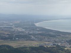 男鹿の寒風山に登る。寒そうな名前だが，景色はサイコー。さすが，「世界三景　寒風山」。