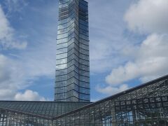 「ポートタワーセリオン」は５階建て（？）なのに，高さは１００メートルもある。