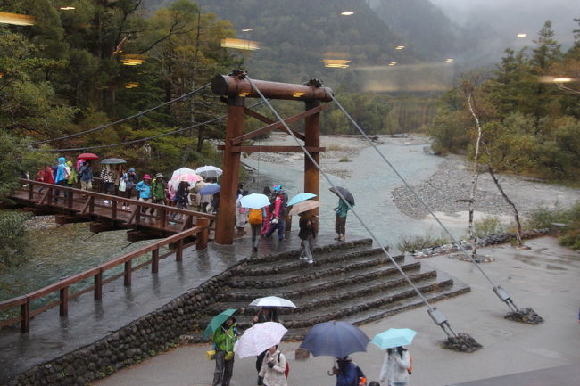 10月の三連休を利用して、クラブツーリズムのツアーで秋の高山祭りにいってきました。<br />初日は、上高地を見学した後、岐阜のホテルで宿泊です。<br />2日目は、郡上八幡、白川郷、飛騨古川を見学し、その後高山の宵祭りを見学し、初日と同じく岐阜羽島のホテルに宿泊です。<br />3日目は、高山祭りを見学した後は、松本経由で帰路につきました。<br /><br />旅行初日は、朝7時新宿駅の南口改札へ集合し、7時30分新宿発のあずさ3号で松本に向かいます。<br />松本には、定刻より若干遅れて10時半に到着です。<br />ここからバスで上高地に向かいますが、連休のため観光バスも上高地には入れないため、沢渡で上高地行きのシャトルバスに乗り換えです。<br />天候は生憎の雨です。<br />上高地では約3時間の自由行動のため、雨ですが大正池でシャトルバスを降りて河童橋に向かうことにしました。<br />上高地には何度も来ていますが、いつもは自家用車で来るため、雨の日にくるのは初めてです。(@_@。<br />