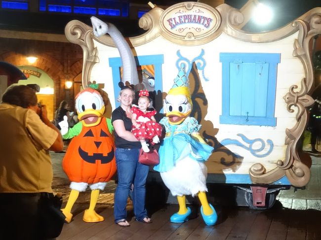 WDW5日目の最大の目的はMickey&#39;s Not-So-Scary Halloween Party。<br />http://4travel.jp/travelogue/11183654<br />のつづき。<br /><br />16時にマジックキングダムへ行くために<br />14時からサリー（モンスターズインク）に着替え＆メイクをして<br />ハロウィンパーティへ出発っ！<br />日本では絶対できない仮装もアメリカなら盛大にやったるで！