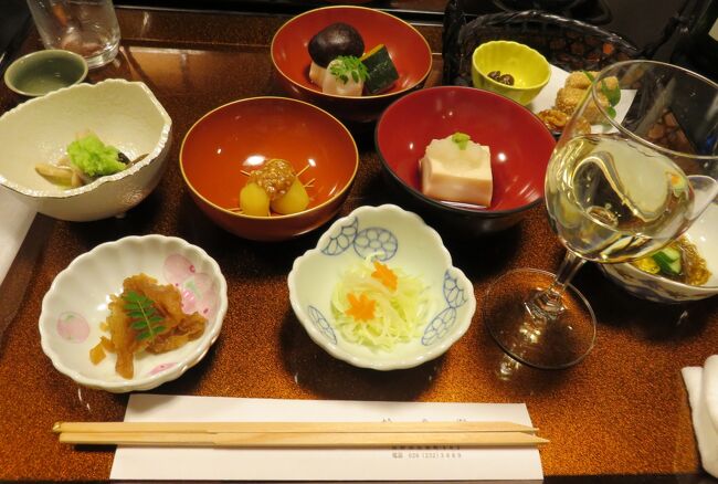 紅葉の頃の善光寺参りと信濃散策です。僧房の宿に泊まって、早朝の勤行に参加させて戴きました。その後に戒壇巡りをしましたが、久し振りでした。宿坊での朝の精進料理も堪能できました。善光寺の内陣での撮影は禁止でした。(ウィキペディア、善光寺公式サイト)