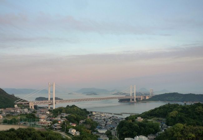 フォートラベルさんで貯めた50000マイルをJALクーポンに交換しました。<br />JAL系列のホテルや温泉旅館に利用できます。<br />https://www.jal.co.jp/jalmile/use/coupon/jalcoupon/<br />50000マイルがJALクーポン60000円分になったので、久しぶりに妹と旅行することに決めました。<br />行先はいろいろ悩みましたが、なぜか行ったことがなかった倉敷に決定。<br />岡山市の後楽園も行ったことなかったし、ゆっくり回りたいので2泊3日で行くことにしました。<br /><br />なお、私も妹も自動車の運転ができないので、公共交通機関を利用しての観光となります。<br />JRで新幹線と在来線、施設の入場料がセットになったお得なプランを見つけました。<br />お得に観光して、飲んで、食べて、温泉に入ってと充実した旅行になりました♪<br /><br />【これまでの旅行記】<br />NO.1(1日目:計画→移動→倉敷観光・ランチ)<br />http://4travel.jp/travelogue/11162096<br />NO.2(1日目:倉敷アイビースクエア・フルーツパフェ・林源十郎商店)<br />http://4travel.jp/travelogue/11162333<br />NO.3(1日目:大橋家住宅→鷲羽ハイランドホテル)<br />http://4travel.jp/travelogue/11163845<br />NO.4(2日目:鷲羽ハイランドホテル→岡山城・烏城公園→ランチ)<br />http://4travel.jp/travelogue/11164865<br />NO.5(2日目:夢二郷土美術館→岡山後楽園)<br />http://4travel.jp/travelogue/11180844<br /><br />夢二郷土美術館と岡山後楽園を観光して、鷲羽ハイランドホテルに2泊目です。<br />2日目はリーズナブルな夕食、朝食ともにバイキングのプランにしました。<br /><br />写真は鷲羽ハイランドホテルの屋上から見た瀬戸大橋と島々です。<br />夕日に照らされて紫色に照らされた景色を見ながら飲むビールはサイコーでした♪