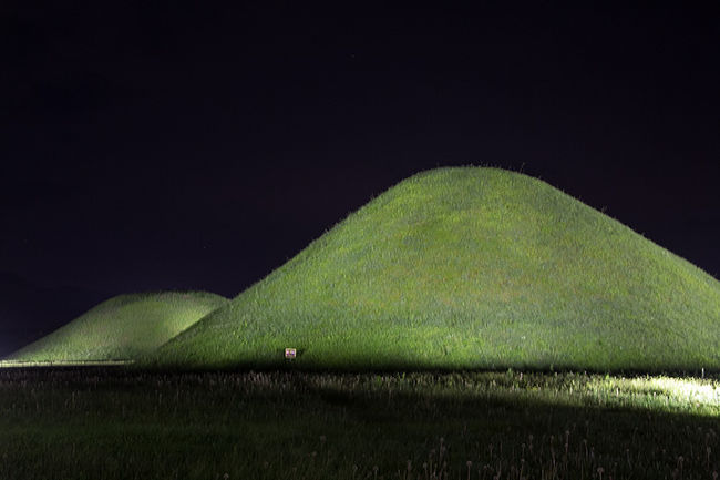 慶州の仏国寺を見た後、石窟庵を見る。<br /><br />その後慶州市街に戻り、皇南館という韓屋スタイルのホテルに宿泊。<br />夜はライトアップされた古墳巡り。<br /><br />□　2016年9月24日(土) 韓国旅行記2016①(博多から釜山編)<br />　　　　http://4travel.jp/travelogue/11176982<br /><br />□　2016年9月25日(日) 韓国旅行記2016②(シティツアーバス編)<br />　　　　http://4travel.jp/travelogue/11177310<br /><br />□　2016年9月26日(月) 韓国旅行記2016③(釜山からソウル移動編)<br />　　　　http://4travel.jp/travelogue/11178054<br /><br />□　2016年9月27日(火) 韓国旅行記2016④(板門店編)<br />　　　　http://4travel.jp/travelogue/11179061<br /><br />□　2016年9月28日(水) 韓国旅行記2016⑤(北村韓屋編)<br />　　　　http://4travel.jp/travelogue/11181474<br /><br />□　2016年9月28日(水) 韓国旅行記2016⑥(昌徳宮編)<br />　　　　http://4travel.jp/travelogue/11181592<br /><br />□　2016年9月29日(木) 韓国旅行記2016⑦(慶州仏国寺編)<br />　　　　http://4travel.jp/travelogue/11183499<br /><br />■　2016年9月29日(木) 韓国旅行記2016⑧(慶州石窟庵編)<br />　　　　http://4travel.jp/travelogue/11183703<br /><br />□　2016年9月30日(金) 韓国旅行記2016⑨(慶州古墳編)<br />　　　　http://4travel.jp/travelogue/11184893<br /><br />□　2016年9月30日(金) 韓国旅行記2016⑩(慶州から釜山移動編)<br />　　　　http://4travel.jp/travelogue/11187454<br /><br />□　2016年10月1日(土) 韓国旅行記2016⑪(甘川洞文化村編)<br />　　　　http://4travel.jp/travelogue/11190082<br /><br />□　2016年10月1日(土) 韓国旅行記2016⑫(釜山から博多編)<br />　　　　http://4travel.jp/travelogue/11190127