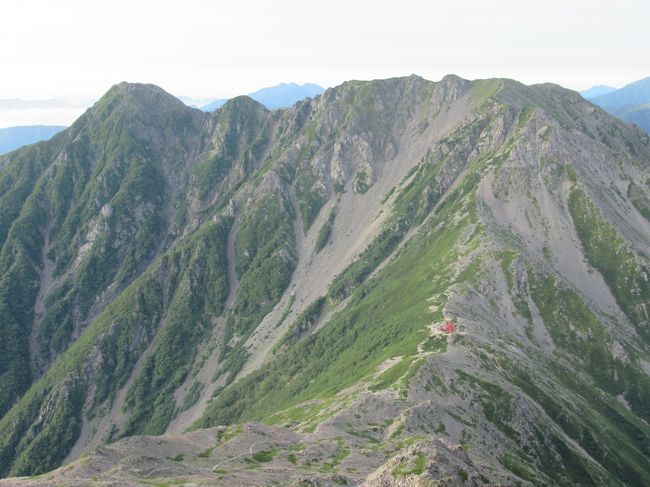 今年の夏は、南アルプスの塩見岳から間ノ岳を経て北岳、そして切り返して農鳥岳と3,000メートル峰をつなぐ縦走をしました。自分の山歩き史上最高の充実感を得られる旅であり、最高の絶景に出会うことができたと思います。その山旅で出会った風景をご紹介します。<br /><br />なお、4Tは登山情報のサイトではないですし、この旅行記を見て万一初心者の方が準備不足でこうした山域に行かれると危険なので、あくまで風景と高山植物の写真をお見せすることを目的とした旅行記にしました。テントを担いで日本アルプスの本格的な縦走を行うには、それなりの準備(体力、経験、装備、情報収集など)が必要です。準備不足は最悪の場合遭難、そして死亡事故にもつながりかねません。この旅行記の情報だけではそもそも登山計画も立てられないとは思いますが、もしも挑戦される場合には十分な準備をされてから自己責任で臨まれるようお願いします。