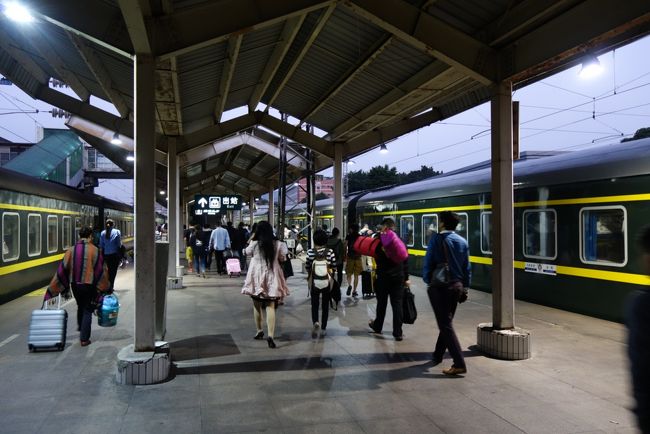 廈門駅から乗車した夜汽車、K298次は、ほぼ予定通りに広州東駅に到着します。今夜の寝床は、5年前と同じ、沙面の向かいのユースホステル。一応、知った道？問題無く到着して…やっぱりチェックインには早過ぎますね。扉開いてただけでも有難いですけど。んじゃ、ちょっと、朝ごはんに行って参ります…