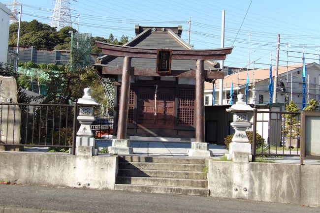 　戸塚大坂下に鎮座する第六天神社（http://4travel.jp/travelogue/10536215）に寄ってみた。2010年に再建された社殿も銅葺き屋根に緑青は見られないが柱も少し落ち着いて、全体にしっとりとした感じが漂う。<br />　戸塚宿上方見附跡の史跡碑も、ファミレスがコンビニに変わり、駐車場が設けられ解放感が感じられる。また、この先の坂本稲荷も第六天神社に続いて社殿等が再建されている。しかし、第六天神社の社殿が再建された頃から工事が始まった社殿裏手のトンネル工事は未だ完成していない。今日、境内裏から見ると、横浜新道の土手に風穴が空いていて、向こうが見えていた。<br />　戸塚冨塚郵便局横から横浜新道下を潜る市道が狭いために、第六天神社裏手に道路を付け替える工事が行われている。正式名称は「市道戸塚第420号線（戸塚町地内）道路整備事業」（http://www.city.yokohama.lg.jp/zaisei/org/kokyo/jigyouhyouka/iinkai24/h25/pdf/h25/h25-1-042-08siryou.pdf#search=&#39;%E5%B8%82%E9%81%93%E6%88%B8%E5%A1%9A%EF%BC%92%EF%BC%94%EF%BC%90%E5%8F%B7%E7%B7%9A+%E6%A8%AA%E6%B5%9C%E6%96%B0%E9%81%93%E4%B8%8B%E3%83%88%E3%83%B3%E3%83%8D%E3%83%AB%E5%B7%A5%E4%BA%8B&#39;）である。<br />　道路面は地上のままで、片側2車線しかない横浜新道の土手にトンネルを通すだけでも何年も掛かるのであるから、線路下にトンネルを通した戸塚駅北側のアンダーパスが十数年も掛かったのは妥当なところ？築地市場跡にオリンピック道路をトンネルで通すのがオリンピックに間に合う、間に合わないという議論も至極尤もなこと？<br />（表紙写真は第六天神社）