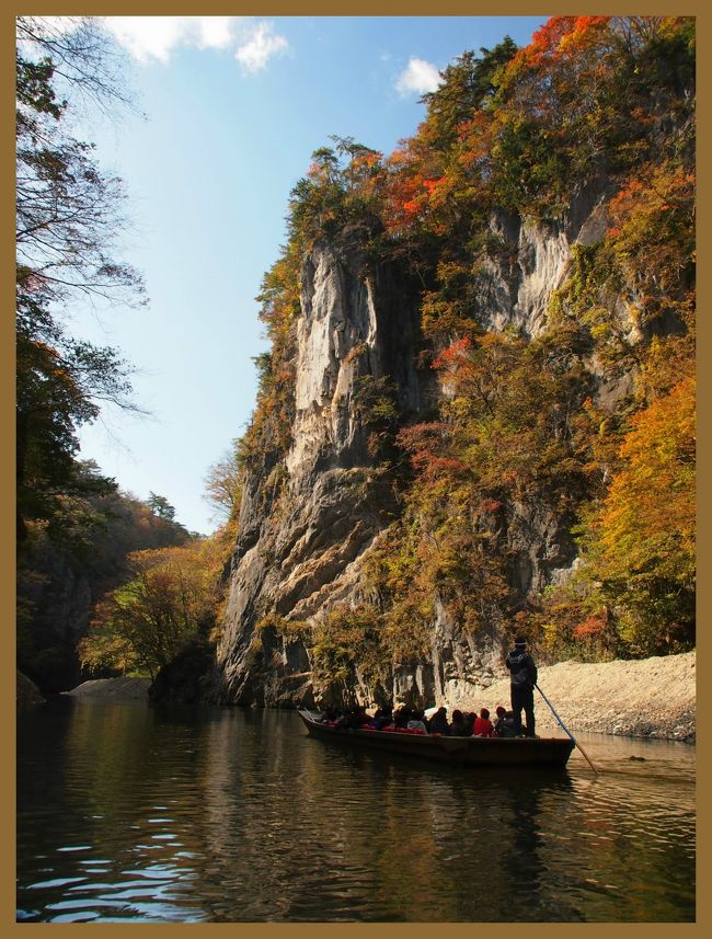 猊鼻渓（げいびけい）の舟下り・・・青々とした緑に包まれた夏も良かったけれど・・・紅葉のシーズンもキレイだろうな～・・・。人出に合わせて臨時の舟を随時出してくれるので、おそらく並ぶこともなさそうだし・・・ぜひ秋に訪れてみよう！と思った昨年であるが、その秋にはタイミングを逃してしまった。<br /><br />今年こそ、紅葉を愛でながら・・・のんびりゆったりとした舟下りを味わってみたいな・・・と思い、見頃という情報が出た週末・・・お天気も良さそうなので、秋の猊鼻渓を訪れることにした。<br /><br />紅葉見頃ということもあって、賑わっていたが、頻繁に臨時の舟が出ていて、並ぶことなく乗ることができた。２度目の猊鼻渓ということもあって、さっくり早めに舟下りが終わったので、ついでに、一ノ関駅を挟んで反対方向にある、厳美渓（げんびけい）にも行ってみた。<br /><br />２０１５年８月に訪れたポケモン列車と猊鼻渓舟下りの旅行記<br />http://4travel.jp/travelogue/11183467<br /><br />２０１５年３月に訪れた空飛ぶだんごと厳美渓の旅行記<br />http://4travel.jp/travelogue/11022532