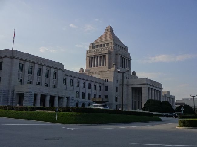 韓国の大統領府（青瓦台）へは行ったのに、日本の総理官邸へは行った事が無い！！<br />調べてみると小学校5年生から中学3年までのグループの引率の先生・・・でないと大人は入れないとのこと！！<br />ではでは・・・誰でも申し込めばOKの国会議事堂に行ってみましょうか。<br />くろまめ、小学校の社会科見学で行って以来です♪くろまめパパ・・・なんと初めてなんだって！！<br /><br />国会議事堂見学と前後の2日間もろもろの旅行記です☆<br />一年前の旅行記ゆえ記憶違いはご容赦くださいね　(*^^*)