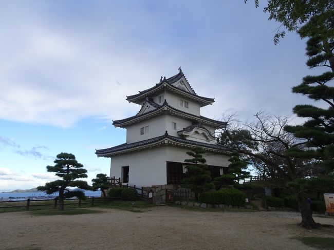 日本現存十二天守。いつか全部攻略してやろうぞ。<br />そう思い立ったのが、2～3年前だったかなぁ。んで、その時点で拾ってみると半分は行っていたのでした。今年春に弘前城攻略で8城。残り4城は岡山がひとつ、四国が四つとなったわけです。<br /><br />急に思いつていて愛知県から一泊二日で行けるお城ったら、どんなコースかなぁと色々策を練ってみると、岡山の備中松山城と丸亀城ということになりましたとさ。<br />といいうわけで、10城/12城攻略の旅を企画してみました。ついでにうどん食べまくりもね(*^_^*)<br /><br />以下が攻略履歴です。(★印が攻略済)<br />弘前城★<br />松本城★<br />丸岡城★<br />犬山城★<br />彦根城★<br />姫路城★<br />松江城★<br />高知城★<br />備中国松山城(岡山県高梁市)　今回攻略予定<br />丸亀城(香川県丸亀市)　　　　　　　〃<br />松山城(愛媛県松山市)<br />宇和島城(愛媛県宇和島市)<br /><br />続いて丸亀城編。以下な行程でした。<br />①備中高梁～丸亀駅(在来線)(ディナー)(泊)<br />②丸亀市内(モーニング)～丸亀城<br /><br />あ。そうそう。タイトルは「天守の会」になっていますが、会員はなおかり一人しかおりません^^;