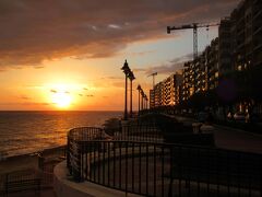 セント・ジュリアンの海岸線を朝散歩　マルタ島