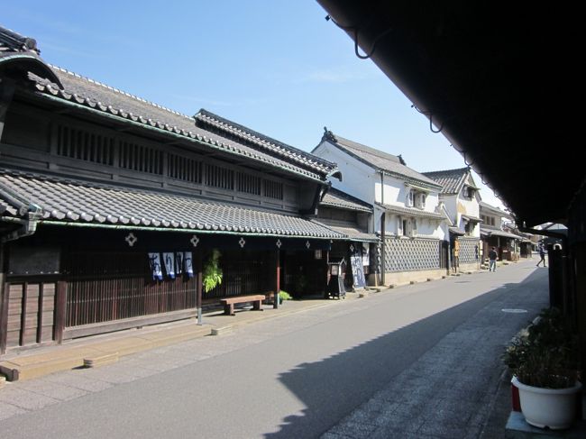 有松は「有松絞り」として全国的に有名なところ~、そもそも絞りとは絞り染めのことで、模様を作り出す模様染めの技法のひとつ。<br /><br />江戸時代の絞り染めは、高級絞りの京鹿絞りと、庶民的な地方絞り豊後絞りや、尾張有松・鳴海絞りに分けられるそうです。<br />当時としては着物や帯、小物などに至るまで使われたので、商いの額も相当なものだったでしょうね~。<br /><br />元々は1608年に尾張藩が出したお触書により、東海道・池鯉鮒宿と鳴海宿の間に出来た「間の宿」なんですね。<br /><br />江戸時代から「名物・有松絞り」にて繁栄し、その繁栄によって立派な商家が軒を連ね、約800mの間に当時の町並みが今も残っているのです。<br /><br />では、30年ぶりに有松の町並みをカメラ片手にぶらぶら歩き始めます。