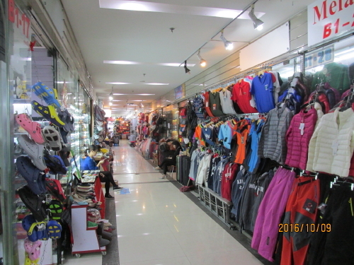 悪名高い襄陽市場が無くなり、七浦路や科技館地下へ分散された中で唯一残ったコピー（偽物）市場が韓城服飾礼品市場（鳳翔服飾礼品広場）でした。その韓城服飾礼品市場も16年8月に閉鎖されました。残るのは上海科技館駅の駅中の亜太新陽服飾礼品市場のみと成りました。閉鎖した店も亜太新陽服飾礼品市場へ移って来たと聞いています。何か店が増えたような気がします。科技館駅には他にも亜大珍珠市場、亜太盛匯、面料市場等があり大変な広さです。旅行時に持ち歩いているカバンが古く成ったので買い替えました。色々探して丁度同じ大きさの鞄を見つけて値段の交渉に入りました。決して気に入ったそぶりは見せないで何か欠点を探した安ければ買う素振りをします。まず値段を聞きます。店主３２０元、私高い５０元と言った。店主半額の１５０元、私まだ高い、店主１２０元、此処で私８０元、店主１００元、私８０元、店主９０元、私８０元<br />それでなければ要らない、店主８０元でＯＫ、値切る事は恥ずかしい事ではありません。この鞄は日本に帰る途中でファスナーが壊れました。まあ自分で何とか直しましたが品質の保証はございません。ダメなら捨てる値段で交渉しましょう。