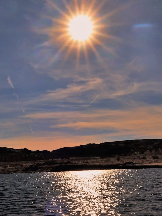 パウェル湖(英: Lake Powell)は、アメリカ合衆国ユタ州とアリゾナ州に跨り、コロラド川の途中にある貯水池(人工湖)である。毎年約200万人が訪れる観光スポットでもある。アメリカ合衆国ではネバダ州とアリゾナ州にまたがっているミード湖に次いで第2位の人工貯水池である。<br /><br />パウェル湖の本体はグレンキャニオン上流に伸びているが、他に90以上のキャニオンにも入っていく。エスカランテ川やサンフアン川にも伸びており、本流のコロラド川に合流する。周辺には地形的に多くの興味ある地点やアナサジ文化の名残がある。<br />(フリー百科事典『ウィキペディア(Wikipedia)』より引用)<br /><br />http://antelopepointlakepowell.com/<br /><br /><br />