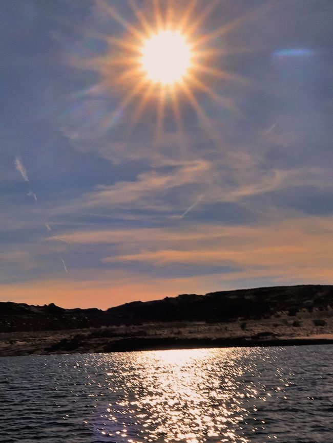 パウェル湖（英: Lake Powell）は、アメリカ合衆国ユタ州とアリゾナ州に跨り、コロラド川の途中にある貯水池（人工湖）である。毎年約200万人が訪れる観光スポットでもある。アメリカ合衆国ではネバダ州とアリゾナ州にまたがっているミード湖に次いで第2位の人工貯水池である。<br /><br />パウェル湖の本体はグレンキャニオン上流に伸びているが、他に90以上のキャニオンにも入っていく。エスカランテ川やサンフアン川にも伸びており、本流のコロラド川に合流する。周辺には地形的に多くの興味ある地点やアナサジ文化の名残がある。<br />（フリー百科事典『ウィキペディア（Wikipedia）』より引用）<br /><br />http://antelopepointlakepowell.com/<br /><br /><br />