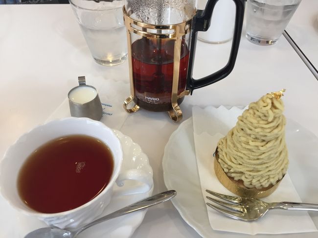 小布施での栗食べ歩きの翌日、今度は千歳烏山の栗食べ歩きに行って参りました♪<br />もう、私の体のほとんどは栗で出来ています（笑）<br /><br />千歳烏山の駅で友達と待ち合わせ。<br />まずはインド料理屋さんでカレーを頂きました。<br />窯で焼いてくれるナンがとっても美味しかった☆<br /><br />その後、もう一人の友達と合流。<br />栗の食べ歩きの始まりです。<br />千歳烏山は洋菓子屋さんの激戦区。<br />とても1か所に絞れないので、3軒はしごします（笑）<br /><br />注文してから作ってくれるモンブランも多く、どのお店も甲乙付けがたい美味しさ☆<br />今日も幸せな一日でした。<br />