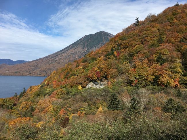 紅葉の名所といえば中禅寺湖。今までニュースで見るばかりだったけど行ってみよう！と思い立ったのがほんの一週間前。宿さえ取れれば、気ままに動けるのがドライブ旅の魅力ですね。休日を避けたので、それほどひどい渋滞にも遭わず、お天気にもまずまず恵まれて、紅葉狩りが楽しめました。