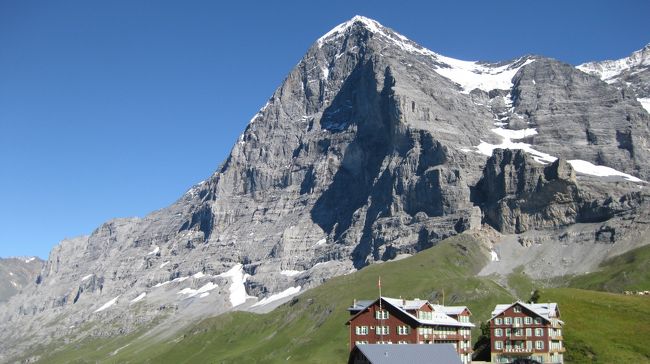 スイスは国土の約60％がアルプス山脈です。<br />そして同時に湖も、かなりの面積を占めています。<br />つまり人が住める所はとても少なく、人口密度はヨーロッパで最も高い国です。イメージとはかなり違います。<br /><br />スイスの歴史は旧石器時代に遡ります。<br />ネアンデルタール人の痕跡も発見されています。<br /><br />また紀元前387年になって、ケルト人がアルプスを越えてローマに進攻しています。<br />このような動きの中で部族的に結合が行われ、スイスの中部に定住した部族がいます。ヘルウェティイ族もその一つです。<br /><br />それと第二次ポエニ戦争では、カルタゴのハンニバルが象を37頭連れてアルプスを越えようとしました。<br /><br />このようにスイスの歴史はとても古いです。<br /><br />そして永世中立国であり、EUには非加盟です。<br />そんなスイスを訪れてみました。<br /><br /><br />