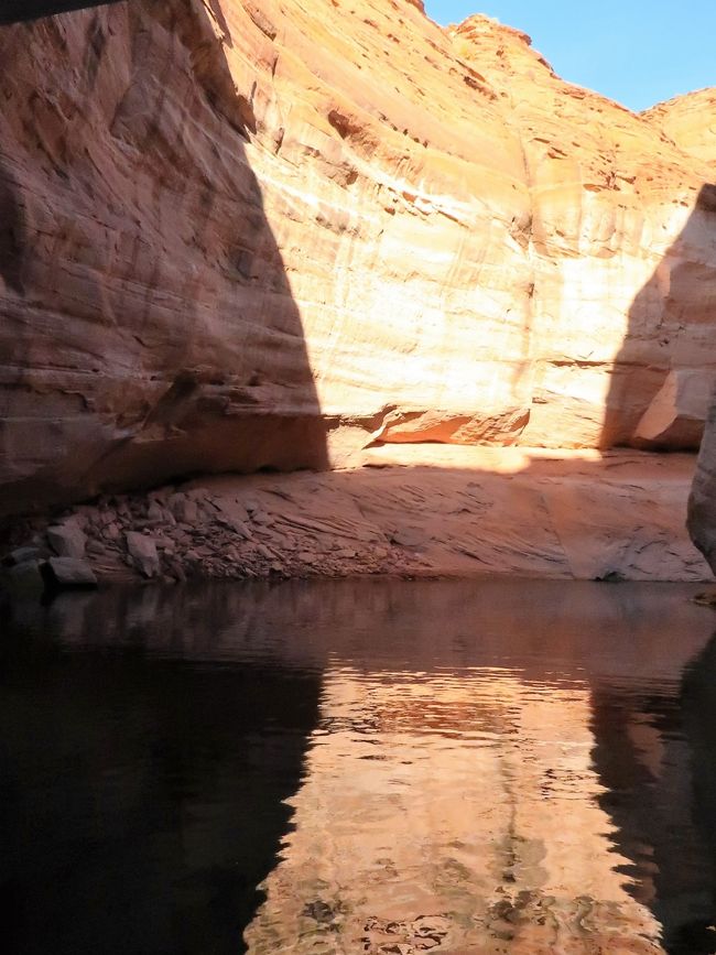 アンテロープ・キャニオン(英名:Antelope Canyon)は、アメリカ合衆国アリゾナ州ページ(Page, Arizona)近郊の、ナバホ族の土地に位置する渓谷。アメリカ南西部では、最も写真撮影され多くの人々が訪れるスロット・キャニオン(幅の狭い渓谷)である。アンテロープ・キャニオンは2つの岩層から成り、個々にアッパー・アンテロープ・キャニオンとロウワー・アンテロープ・キャニオンと名づけられている。<br /><br />アンテロープ・キャニオンは他のスロット・キャニオンと同じく、周囲の砂岩(ここではナバホ砂岩)の侵食によりできた何百年にも及ぶ地層を形成しており、これは主として鉄砲水のほか、風成の侵食によるものである。特にモンスーンの時期に降る雨水はアンテロープ・キャニオンの一部である谷間を流れ、より狭い通路を流れるにつれ水は加速して砂を拾いあげる。その後長い時間をかけて通路が侵食されると、狭い通路は更に広くなり岩の鋭さはより滑らかにされて、岩の「流れる」ような特徴を形作る。こうして独特の岩の通路が、長い時間をかけ完成された。<br /><br />アンテロープ・キャニオンは写真家や観光客には人気の場所であり、ナバホ居留区(ナバホ・ネイション)の観光ビジネス源にもなっている。<br />(フリー百科事典『ウィキペディア(Wikipedia)』より引用)<br /><br />パウェル湖(英: Lake Powell)は、アメリカ合衆国ユタ州とアリゾナ州に跨り、コロラド川の途中にある貯水池(人工湖)である。毎年約200万人が訪れる観光スポットでもある。アメリカ合衆国ではネバダ州とアリゾナ州にまたがっているミード湖に次いで第2位の人工貯水池である。<br /><br />パウェル湖の本体はグレンキャニオン上流に伸びているが、他に90以上のキャニオンにも入っていく。エスカランテ川やサンフアン川にも伸びており、本流のコロラド川に合流する。周辺には地形的に多くの興味ある地点やアナサジ文化の名残がある。<br />(フリー百科事典『ウィキペディア(Wikipedia)』より引用)<br /><br />