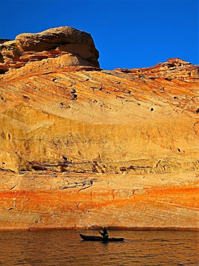 アンテロープ・キャニオン（英名:Antelope Canyon）は、アメリカ合衆国アリゾナ州ページ(Page, Arizona)近郊の、ナバホ族の土地に位置する渓谷。アメリカ南西部では、最も写真撮影され多くの人々が訪れるスロット・キャニオン（幅の狭い渓谷）である。アンテロープ・キャニオンは2つの岩層から成り、個々にアッパー・アンテロープ・キャニオンとロウワー・アンテロープ・キャニオンと名づけられている。<br /><br />アンテロープ・キャニオンは他のスロット・キャニオンと同じく、周囲の砂岩（ここではナバホ砂岩）の侵食によりできた何百年にも及ぶ地層を形成しており、これは主として鉄砲水のほか、風成の侵食によるものである。特にモンスーンの時期に降る雨水はアンテロープ・キャニオンの一部である谷間を流れ、より狭い通路を流れるにつれ水は加速して砂を拾いあげる。その後長い時間をかけて通路が侵食されると、狭い通路は更に広くなり岩の鋭さはより滑らかにされて、岩の「流れる」ような特徴を形作る。こうして独特の岩の通路が、長い時間をかけ完成された。<br /><br />アンテロープ・キャニオンは写真家や観光客には人気の場所であり、ナバホ居留区（ナバホ・ネイション）の観光ビジネス源にもなっている。<br />（フリー百科事典『ウィキペディア（Wikipedia）』より引用）<br /><br />パウェル湖（英: Lake Powell）は、アメリカ合衆国ユタ州とアリゾナ州に跨り、コロラド川の途中にある貯水池（人工湖）である。毎年約200万人が訪れる観光スポットでもある。アメリカ合衆国ではネバダ州とアリゾナ州にまたがっているミード湖に次いで第2位の人工貯水池である。<br /><br />パウェル湖の本体はグレンキャニオン上流に伸びているが、他に90以上のキャニオンにも入っていく。エスカランテ川やサンフアン川にも伸びており、本流のコロラド川に合流する。周辺には地形的に多くの興味ある地点やアナサジ文化の名残がある。<br />（フリー百科事典『ウィキペディア（Wikipedia）』より引用）<br />