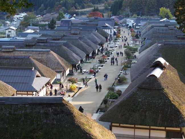 仙台からの日帰りバスツアーで鶴ヶ城公園、土津神社、大内宿をめぐってきました。<br />会津鉄道の御座敷トロッコ列車に芦ノ牧温泉駅から湯野上温泉駅まで乗車し、トンネルシアターと車窓の紅葉を楽しみました。