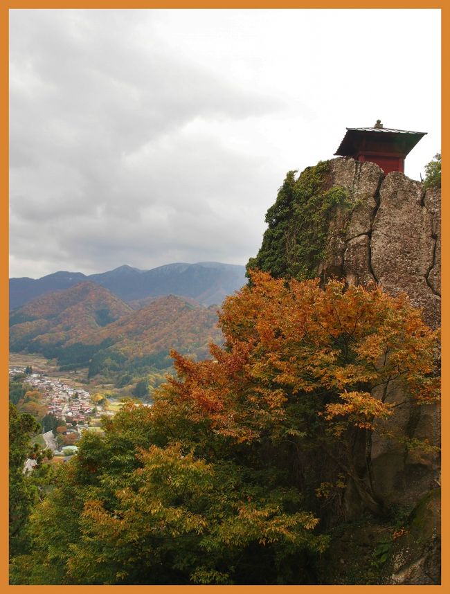 これまで山寺には、新緑、雪・・・と、季節を変えて２度訪れた。<br /><br />次は紅葉・・・と思っていたのに、なかなかタイミングを合わせられなくて・・・最後に山寺を訪れてから・・・まもなく３年が経つ。<br /><br />今年は秋の宿泊旅行のプランがないので、近場の紅葉を、日帰りで見に行けるチャンスが多い年。<br /><br />よし！今年こそ、山寺の紅葉を見に行ってみよう！と思い、見頃だという情報を得て、お天気がよさそうな平日・・・ひとりでお出かけしてみたのである。<br /><br />宝珠山　立石寺（＝山寺）<br />http://www.rissyakuji.jp/<br /><br />初夏・・・新緑の山寺旅行記<br />http://4travel.jp/travelogue/10778970<br /><br />冬・・・雪の中の山寺旅行記<br />http://4travel.jp/travelogue/10855091<br />