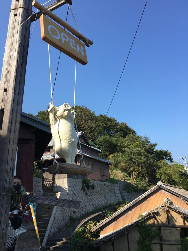 高見島<br />2016年瀬戸内国際芸術祭、秋の会期終盤、西の三島を巡ってみました。ふたつめの島は、高見島です。<br />今年は、3年に一度の瀬戸内トリエンナーレ、国際芸術祭の歳です。そして、瀬戸内国際芸術祭、略して瀬戸芸、そのパスポートを片手に春の会期、夏の会期、そして今回の秋の会期と、季節それぞれの島の美しい光景を楽しみつつ、瀬戸芸全12島と港を順に巡り、今回の粟島、高見島、本島にて遂に全島制覇を果たすことができます。前回の2013年の芸術祭初日にたまたま訪れた直島、芸術というものに全く興味もなく、中学生の娘の「これ見てみたい!」と不意に取り出した本の1ページ、それは地中美術館の真っ黒な球体の写真でした。その時は、尾道に行く通り道なので、まぁいいかぁ、くらいの気持ちで島を訪れました。そして、そこで見た現在美術と安藤建築の絶妙な調和、本村の古い街並みの中、むしろ古臭い昭和な雰囲気の中に展開される作品、古い町と先進的な感覚の現在美術が、そもそもそこに共に存在していたかと思わすような自然さ、この島で感じた妙に体の心底にまで浸透していくような心地よい感覚、これを覚えて以来、現在美術というものに完全にハマってしまいました。<br />島は、訪れる度に天候や気温、風やそこで出会う人々によって、毎回新しい光景を感じさせてくれます。<br />晩秋ともいうべき11月、しかし今回も天候には恵まれ、心地よい陽気のなか、島の風景と共にアートをひとつずつ順に巡る旅を楽しんできました。<br /><br /><br /><br />