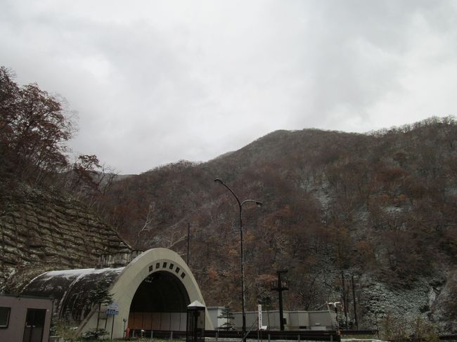 野塚トンネル、天馬街道の最高標高地点あたりです。<br /><br />この時期でも安全経路（＝まだ雪ふらない）と安易におもっていましたが、<br />ぎりぎり、のところでした。。。<br />最後部、高度600メートル弱くらいのようでして。<br /><br />Google マップさんだと、このあたり、情報うすめですね。<br />Mapion さんだと、すこしプラスがありますかね。<br />ツーリングマップルさんだと、もちょっとプラスがありますね。