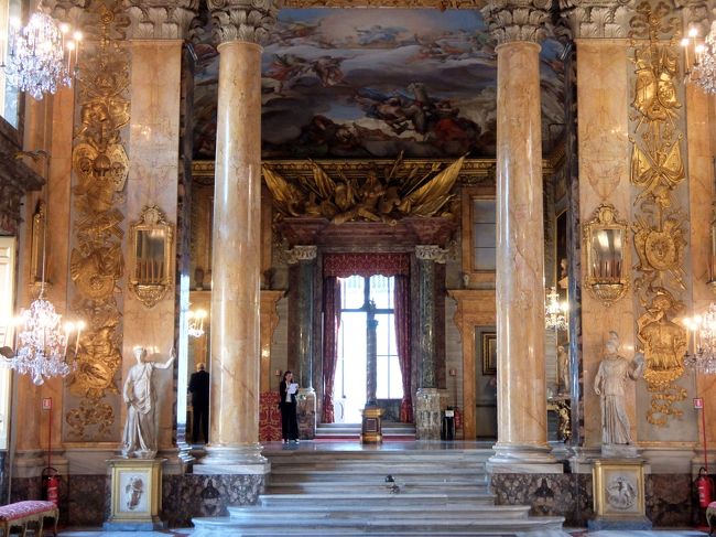 ２０１６年イタリア旅行　ローマ編その２です<br /><br />ローマはカトリックの信仰の中心として長い間君臨してきました。<br />そのために枢機卿や貴族たちが小さな国の王様並みの権力と財力を持っていました。<br />そのためその屋敷は「邸」ではなく「宮」と呼ばれています。<br />そしてその「宮殿」を飾るために様々な美術品を集めました。<br /><br />その「宮殿」と美術品が公開されています。<br />そのコレクションはまるで一国の美術館並みに充実しているのです。<br />また内装もびっくりするくらい豪華です。<br /><br />その中からコロンナ宮、ドーリア・パンフィーリ宮、キージ・ファルネーゼ宮、スパーダ宮の四つの美術館を訪れました。<br /><br />表紙はコロンナ宮。<br />ローマの休日でオードリー扮するアン王女の新聞記者会見のシーンのロケ地になりました。