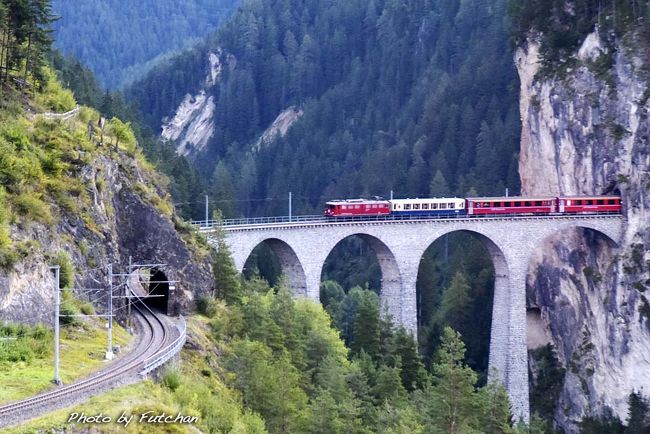 スイス・オーストリア撮鉄旅行記の（その４）は 9月5日～7日にかけて<br />フィリスールを起点としてレーティッシュ鉄道が通るランドバッサー橋、ヴィースナー橋を撮影したアルバムです。<br />参考）全日程<br />　8月31日　関空　―　フランクフルト　―　チューリッヒ<br />　9月1日　チューリッヒ　―　シャウハウゼン　―　オバーバルト　　→「スイス・オーストリア撮鉄旅行」<br />　9月２日～4日　オバーバルトを起点としてフルカ鉄道撮影　　　　　→「スイス・オーストリア撮鉄旅行（その２）（その３）」　<br />　9月5日～7日　フィリスールを起点としてランドバッサー橋、ヴィースナー橋等を走るレーチッシュ鉄道を撮影　→　本旅行記<br />　9月8日～10日 イエンバッハを起点として、アッヘンゼー鉄道、ツィラタール鉄道を撮影<br />　9月11日　インスブルックを起点としてザンクドヨードックのループ線撮影<br />　9月12日～13日　インスブルック　―　フランクフルト　―　関空