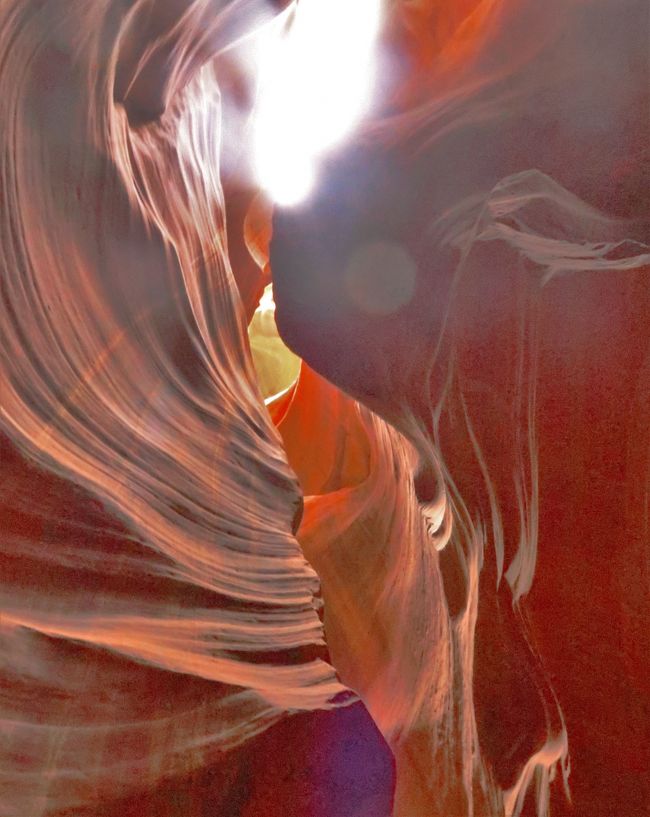 アンテロープ・キャニオン（英名:Antelope Canyon）は、アメリカ合衆国アリゾナ州ページ(Page, Arizona)近郊の、ナバホ族の土地に位置する渓谷。アメリカ南西部では、最も写真撮影され多くの人々が訪れるスロット・キャニオン（幅の狭い渓谷）である。アンテロープ・キャニオンは2つの岩層から成り、個々にアッパー・アンテロープ・キャニオンとロウワー・アンテロープ・キャニオンと名づけられている。<br /><br />アンテロープ・キャニオンは他のスロット・キャニオンと同じく、周囲の砂岩（ここではナバホ砂岩）の侵食によりできた何百年にも及ぶ地層を形成しており、これは主として鉄砲水のほか、風成の侵食によるものである。特にモンスーンの時期に降る雨水はアンテロープ・キャニオンの一部である谷間を流れ、より狭い通路を流れるにつれ水は加速して砂を拾いあげる。その後長い時間をかけて通路が侵食されると、狭い通路は更に広くなり岩の鋭さはより滑らかにされて、岩の「流れる」ような特徴を形作る。こうして独特の岩の通路が、長い時間をかけ完成された。<br /><br />アンテロープ・キャニオンは写真家や観光客には人気の場所であり、ナバホ居留区（ナバホ・ネイション）の観光ビジネス源にもなっている。<br />（フリー百科事典『ウィキペディア（Wikipedia）』より引用）<br /><br />ナバホの言葉でツェー・ビガニリニ「水が岩を流れる場所」という意味のアンテロープ・キャニオン。　アンテロープ・キャニオンは他のスロット・キャニオンと同じく、もともとはロッキー山脈が隆起してきた際に出来たコロラド台地の一部で、一時的に（地質史的に）隆起した台地を流れていく水が、柔らかい砂岩を侵食して出来たものである。<br />周辺一帯は砂漠気候のためほぼ１年中乾燥しているが、モンスーンの時期に降るスコールは瞬時に鉄砲水を起こし、一気にアンテロープ・キャニオンに流れ込むのである。　以前はアンテロープ(カモシカ類)や家畜がナバホ人達により放牧されており、冬になるとシェルターとしてこの狭い渓谷を利用していた。観光地化されたのはつい最近、1990年代に入ってからである。 <br />アンテロープ・キャニオンはアッパーキャニオンとローワーキャニオンに分かれ、観光的にはアッパーキャニオンの方が圧倒的に人気がある。　<br />http://park.looktour.net/national-park-guide/%E3%82%A2%E3%83%B3%E3%83%86%E3%83%AD%E3%83%BC%E3%83%97%E3%82%AD%E　より引用）<br /><br />アンテロープ　スロットキャニオンツアー　については・・<br />https://www.antelopeslotcanyon.com/<br />https://www.yelp.com/biz_photos/antelope-slot-canyon-tours-page?select=erQmJhjXF5ZsD4Ibc4a9rQ<br />