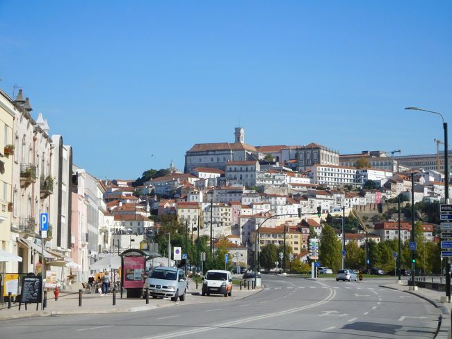 今回のポルトガルの旅、最初は、ポルト４泊、リスボン４泊しようと考えていたのだけど、途中に寄るコインブラの、ホテル『キンタ・ダス・ラグリマス』に是非泊まってみたくなり、ポルトを一泊削り、コインブラへ一泊することに。<br /><br />コインブラは、人口１０万人ほどの小さな町だけど、リスボン、ポルトに次ぐポルトガル第三の町と。やはりポルトガルはこじんまりとしている。<br /><br />そして、この高台にある、コインブラ大学は、ポルトガル最古の大学で、ヨーロッパでも屈指の国立大学だそう。<br /><br />大学全体が世界遺産になっていて、黒マントを着た大学生が有名だけど、私が行ったときには、まったく見かけなかった。夏のような暑さだったし・・。<br />ポルトでは大勢見たよ。