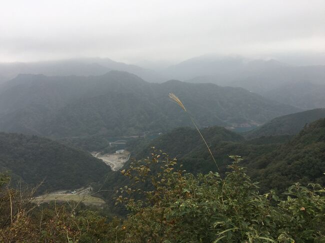 けんいちの１人旅です。<br /><br />【関東ふれあいの道神奈川コース１２】丹沢山塊の東に位置する仏果山に登り、山頂からの大展望と森林浴を楽しむ山岳コースです。仏果山山頂から後半は以前に大人の遠足で歩いた道でした。<br /><br /><br />『関東ふれあいの道：１都六県をぐるりと１周する長距離自然歩道です。日帰りで行けるコースが１６０設定されていて、それらを走破すると認定証が各都県からいただけます。神奈川県は１７のコースがあります。』<br /><br />