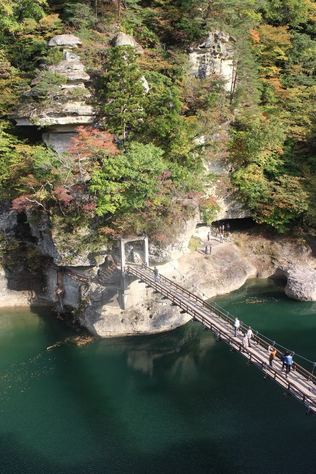 会津若松の町を24キロにわたり歩き続け、東山温泉でたっぷり癒された翌日は会津鉄道に乗って大内宿・塔のへつりに行ってまいりました。<br />