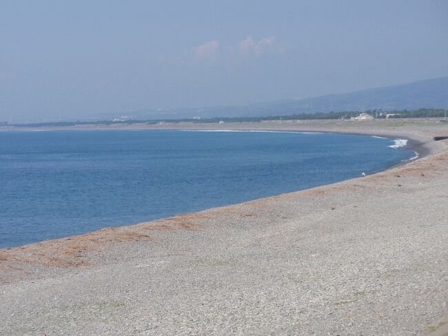 いよいよ静岡県を西方に向かって歩きます。沼津宿～原宿を経てＪＲ東田子の浦駅まで駿河湾の海も見ながら、白隠禅師を訪ねます。<br /><br />【沼津宿】<br />沼津宿は、12番目の宿場。これより駿河国。沼津は戦国時代に武田勝頼により城が築かれたのちに廃城になり、160年後に水野忠成が築城し、沼津藩となる。　<br />天保14年（1843年）頃の東海道宿村大概帳によると沼津宿の宿内家数は1,234軒、うち本陣3、脇本陣1、問屋場1、旅籠55軒で、宿内人口、<br /><br />【鎌倉幕府・源氏つながり】フォト9～12枚目<br />2022年大河ドラマ「鎌倉殿の13人」物語関連の源平合戦、富士川の戦いに勝利した翌日、源頼朝と東北から駆けつけていた九郎義経が八幡神社で再会した。八幡神社境内には頼朝、義経二人の対面した時座した体面石があります。(駿東郡清水町)<br /><br /><br />関連旅行記<br />静岡県散策編：東海道の三嶋大社に参拝と日本百名水の柿田川湧水へ。伊豆の城ケ崎海岸ドライブ。<br />　　　https://ssl.4travel.jp/tcs/t/editalbum/edit/10234812/　　