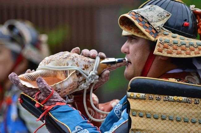 錦秋の京都...京都三大祭りのフィナーレを飾る時代祭が２２日、<br />京都市内で<br />平安遷都1100年を記念して始まったお祭り時代祭が催された。<br /><br /><br />時代祭は明治28年（1895）、<br />平安遷都1100年を記念して平安神宮が創建から<br />祇園祭、葵祭とともに京都三大祭のフィナーレを飾る<br />古都の秋・京都を彩る「時代祭」が今年で112回目。<br /><br />全長約２キロの祭列が、<br />行列の先頭から最後まで見学すると、約2時間！<br />華麗な歴史絵巻を繰り広げた。<br />京都御所でおよそ1.5時間撮り<br />急いで、後半は、平安神宮で撮った京都の旅。<br />タクシーで到着したが人の山<br />見るのにはいいが、人の頭でカメラに収めにくいから<br />撮影場所を探しながら<br />撮ろうとすると<br />割り込みと、私の前でスマホが<br />この場所も居られず<br />次から次へと場所を移動しながら探し<br />とうとう地下鉄東山へと進み<br />既にゴールの平安神宮より大分離れた・<br /><br />撮るために後ろへ行ったり前に行ったりして<br />写真と行列の順序と異なりますが、撮るのに必死でした・<br /><br />■2016古都の秋・京都を彩る時代祭（前半）<br />http://4travel.jp/travelogue/11185907<br />■2016古都の秋・京都を彩る時代祭（後半）<br />http://4travel.jp/travelogue/11186860