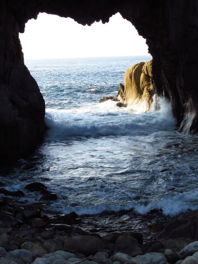 写真は足摺岬の白山洞門！です。<br />早朝の足摺岬の夜明けからご来光を狙って足摺の自然歩道を散策<br />白山洞門から亜熱帯植物園～黒潮接岸地～ジョン万次郎の生家を見学<br />叶埼灯台を見て今夜の車中泊地・・土佐清水市大月の展望台にて<br />昨日と今日のアルバム投稿を夕陽を見ながらしてます！<br /><br />本日の走行距離・・６４．５ｋｍ<br />本日の燃費・・・２３．８ｋｍ/Ｌ<br /><br />夕方の気温・・・１８度