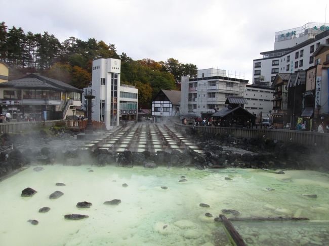 上州草津温泉に行きました、宿泊は草津温泉街にある「金みどり」でした、夕方と朝、多くの観光客が来ている湯畑の周りを散策しました。<br /><br />宿泊した昔心の宿・金みどりはメインの通りからちょっと外れた場所にあり、静かです、草津節ゆかりの宿で歴史ある中規模の旅館、お値段はちょっと高めですが、料理が良く、雰囲気も良く、スタッフも親切でした、のんびりとするにはいいです。<br /><br />草津温泉のシンボルである湯畑には外国人を含む多くの観光客が訪れていました、周りにある旅館・お土産屋、浴場にも人が多くいました。<br /><br />草津に行く前に人気のラスクでお馴染みのガトーフェスタハラダの工場とお店に寄りました、団体さんも多く来る近代的な工場内とお店を見ました。