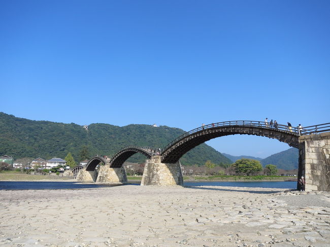 ずっとずっと行きたかった宮島&amp;広島。ここまで行くなら岩国空港が近い！と思って錦帯橋も観に行くことに。ところがどっこいどっこい意外に不便な空港？！<br />またまたお友達を巻き込んでのマイル使った２泊３日の旅の始まり～。<br />5日は広島カープのパレードだけど岩国と宮島の予定。<br />6日は瀬戸内アートの最終日だけど尾道観光の予定。<br />計画してるようで無計画。<br /><br />まずは羽田から錦帯橋編<br />往復１２０００マイルで羽田から広島まで行けるはずが結果１５０００マイル（涙）もったいねー！<br />紅葉の時期には早いはずなのにホテルが取れない！<br />毎日ネットで探し続けました。。。