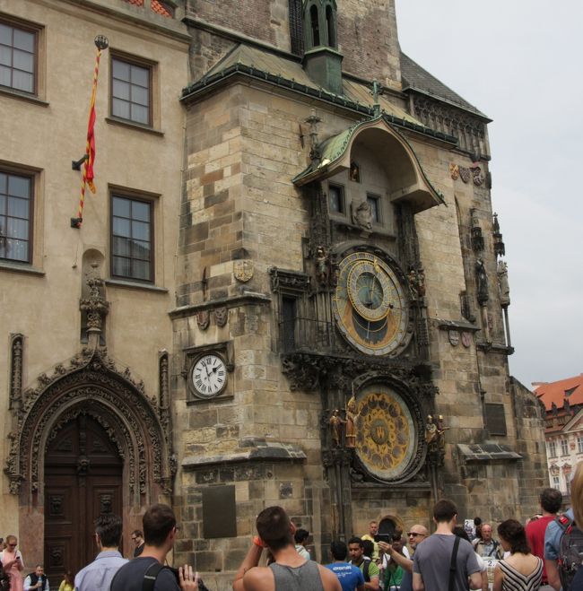 プラハ旧市庁舎の天文時計 2016.5.29<br />The Prague Horloge <br /><br />2016年8月11日に公開した「北欧・中欧の旅2016ハイライト」<br />http://4travel.jp/travelogue/11153875<br />に続く1日ごとの旅行記第11回です。<br />公開予定は定期的にではなく、およそ毎月3回程度になる見通しです。<br />写真と説明文はハイライトと重複する内容が少なからずあります。<br /><br />　◇　　　◆　　　◇　　　◆　　　◇　　　◆　　　◇　　　◆　<br /><br />前回2014年秋は初めてのスコットランドと、3箇所のフランスの友人宅を訪ねる14日間の一人旅でしたが、今回は友人と二人でストックホルムからウィーンまでの12日間の列車の旅です。<br />フライトは往路が羽田発ミュンヘン経由ストックホルムまでのルフトハンザ航空、復路は<br />ウィーン発成田までのオーストリア航空直行便、航空券の手配はJTBオンラインでした。<br /><br />オーストリア航空直行便は2016.9.4で27年間の運行を終了した。<br />今後は上海・香港などの経由便しかない。<br /><br />日程はストックホルム（3泊）、コペンハーゲン（2泊）、ハンブルグ（乗換）、ベルリン（2泊）、プラハ（乗換）、ウィーン（3泊）です。<br />私にとってプラハとウィーン以外の都市は初めてで、訪問先の観光スケジュールは友人と手分けしてかなり詳細な計画を作って行きました。<br />この計画作りは大変ですが、添乗員ツアーと比べても充実した旅になることは何度も経験済みです。<br /><br />5月29日（日）プラハの天気　晴れ　気温24/12℃<br />この日は移動日であるが、プラハで5時間ストップオーバー（途中下車）して旧市街の旧市庁舎の天文時計、カレル橋、ルドルフィヌム（チェコフィルの本拠地）などを見学した。<br /><br />（旅日記より）<br />4時半に目が覚め、しばらくして起床。<br />出発が早く、朝食はホテルで食べられないのでポットに湯を沸かし、用意されているEnglish breakfastの紅茶を煎れてプチ菓子を食べた。<br />荷物をまとめ、6時にロビーへ下りた。<br />チェックアウトはすぐにできたが、レシートのプリントに時間がかかり手間取った。<br />6：20にホテルを出発して、すぐ前のFridrichstrasse駅へ。<br />S5でベルリン中央駅へ向かい、朝食用のパンとコーヒーを買って地下2階の1番線ホームへ下りた。<br />ホームの列車編成図を見てEC171の258号車の乗車位置Dを確認した。<br />乗車してみるとこの車両はコンパートメント形式の6人部屋で、窓側の55,56席を予約してあった。<br />このEC(Euro City)は専用の荷物置き場がないので、私のスーツケースは上段に載せた。同室の他の4人はアメリカの女子学生グループで、私達と同じプラハまで行くと聞いた。<br />6：58定刻に出発して、Berlin sudに停車後はしばらく停まらなかった。<br /><br />11時半にプラハに着き、手荷物預かり所を探してスーツケースを預けた。<br />最長辺が1ｍ以下のsmallは24ｈｒで2.5ユーロ（￥320）で意外と安いが順番待ちが10分以上かかった。<br />地下鉄のキップはユーロが使えないので、カードで往復2人分を買った。96コロナ（￥500）<br />プラハ駅Hlavni nadraziからMuseum乗換えで旧市庁舎に近い駅Mustekまで行ったが、狭い道が多く、市庁舎に着くまでに迷ってしまい、インフォメーションで訊いてようやくたどり着いたのは14時少し前だった。<br />広場のレストランでビールとピザのランチで一休みした。<br />ちょうど市庁舎のからくり人形時計が時報を告げる動作が始まる前で、数百人が開始を見守った。<br /><br />ランチのあとカレル橋を見に行ったが、ここも大混雑であった。<br />川沿いを歩いてルドルフィヌムRudolfinum(ドヴォルザークホール）の外観とその前に立つドヴォルザークの像を見学した。<br /><br />プラハ駅までメトロで戻り、手荷物を受け取って16：49発のレイルジェットRJ371でウィーンへ向かった。<br />4人掛けのテーブル席のとなりの客は旅行仲間と言う6人(＋α？）グループでにぎやかだった。<br /><br />ウィーン中央駅には9時（21時）に到着した。メトロのU1からU3にシュテファン広場で乗換え、ウィーン西駅そばのメルキュールホテルを探すのに少し手間取ったが10時（22時）ごろに着いた。<br />一休みして10時半に夕食に出かけたが、閉まっている店が多く、ホテルの隣のレストランが良さそうなので入った。<br />閉店は11時（23時）と言われたがビールとソーセージ煮込み、ビーフシチューを注文した。Sさんはビーフシチュー（牛肉のビール煮込み）がすごく美味しいと喜んでいた。<br /><br />この日の列車運行記録<br />Berlin Hbf 6:58 EC171→Praha hl.n.11:28<br />Praha hl.n.16:52 RJ371→Wien Hbf 20:51<br /><br />撮影<br />Canon EOS40D EF-S18/135<br />PowerShot SX610 HS<br /><br />ここまでの旅行記<br />北欧・中欧の旅2016ハイライト　 <br />http://4travel.jp/travelogue/11153875<br />北欧・中欧の旅2016　第1回　東京からストックホルム　<br />http://4travel.jp/travelogue/11159614<br />北欧・中欧の旅2016　第2回　ストックホルム <br />http://4travel.jp/travelogue/11161296<br />北欧・中欧の旅2016　第3回　ストックホルム 2日目 <br />http://4travel.jp/travelogue/11164085<br />北欧・中欧の旅2016　第4回　コペンハーゲン 1日目　チボリ公園、クリスチャンボー城<br />http://4travel.jp/travelogue/11166762<br />北欧・中欧の旅2016　第5回　コペンハーゲン　2日目午前 アメリエンボー宮殿<br />http://4travel.jp/travelogue/11169604<br />北欧・中欧の旅2016　第6回　コペンハーゲン　2日目午後　人魚の像、ローゼンボー宮殿<br />http://4travel.jp/travelogue/11170585<br />北欧・中欧の旅2016　第7回　コペンハーゲンからハンブルグ乗換えベルリンへ<br />北欧・中欧の旅2016　第8回　ベルリン1日目 ブランデンブルグ門・ベルリンの壁<br />http://4travel.jp/travelogue/11176808<br />北欧・中欧の旅2016　第9回ベルリン　2日目午前 旧帝国議会議事堂、テレビ塔、ベルリン大聖堂<br />http://4travel.jp/travelogue/11179309<br />北欧・中欧の旅2016　第10回　ベルリン2日目午後　博物館島 <br />http://4travel.jp/travelogue/11182173<br /><br />参考旅行記<br />中欧3カ国の旅2004（4）百塔の街プラハ/チェコ（前半）<br />http://4travel.jp/travelogue/10697791<br />中欧3カ国の旅2004（5）百塔の街プラハ/チェコ（後半）<br />http://4travel.jp/travelogue/10736075